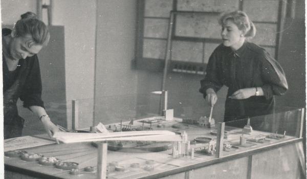 Ekspositsiooni korrastamine. Pildi taga tekst: Kust see tolm küll tuleb 1961